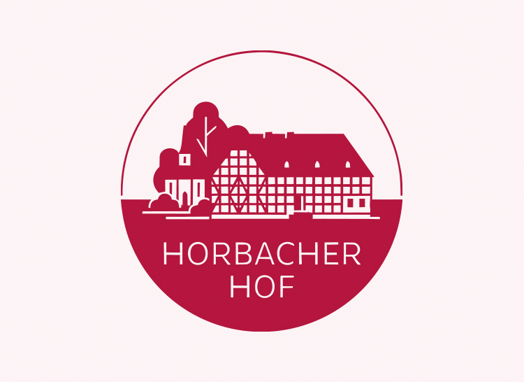 Bild zeigt das Horbacher Hof-Logo, eine stilisierte Fachwerkstruktur in Rot, passend für HK Consulting und ECM-Dienstleistungen.